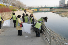 대구백화점 한마음 봉사단, 신천 정화캠페인