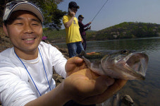 의왕 백운호수,  외래어종 배스 퇴치 낚시 행사 열려...