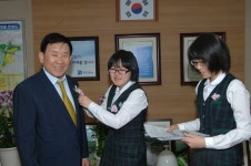 김용서 수원시장, 카네이션 대신 무궁화꽃 달아