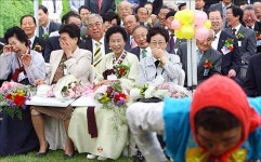 김문수 지사, “어르신들, 즐거우시죠?”
