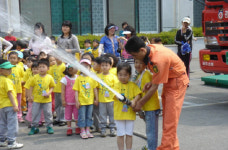 [포토]중국 스촨성 대지진 여파 소방안전교육 ´봇물´