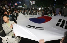 경찰에 야유보내자 시민들 잠도 못잘텐데