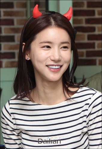 [포토]오인혜, 손흥민 결승골에 웃음꽃 활짝