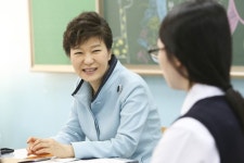 성동공고 찾은 박 대통령 특성화고 큰 역할 해야