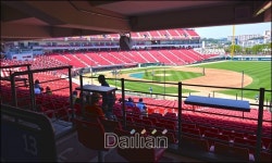 한낮 챔피언스필드 ‘태양 등진 관중, 선수들은 괴롭다’