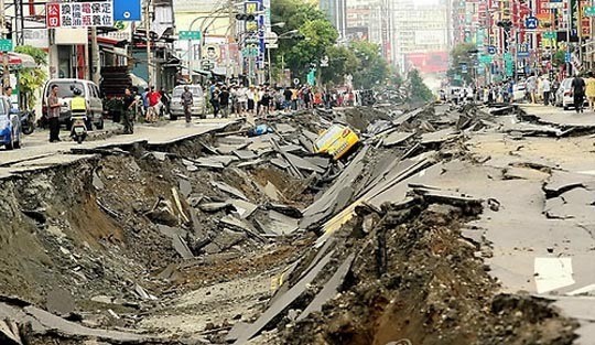 대만 타이중 백화점 가스폭발로 5명 사망, 7명 다쳐 현장서 구조작업 진행중