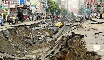 대만 타이중 백화점 가스폭발로 5명 사망, 7명 다쳐 현장서 구조작업 진행중
