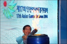 <포토>인천AG 성화 봉송, 서울 도착