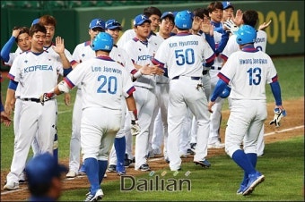 <포토>대만전 10-0 콜드게임 승, 자축하는 야구 대표팀