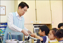 신창재 교보생명 회장, 다솜이 어린이집 방문해 직접 배식