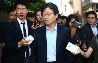 <포토>‘사퇴 압박’ 굳은 표정 짓는 유승민