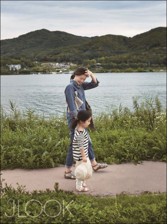 이영애, 화목한 가족사진…쌍둥이 자녀 '폭풍성장'