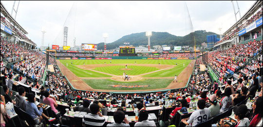 한화 이글스, KBO 리그 최다 매진 신기록 경신하며 홈 경기 90만 관중 돌파!