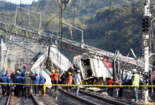 여수 무궁화호 탈선, 기관사 사망·8명 부상