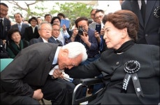 최형우 '오열'...김무성 '조신'... 정진석 '이석'...