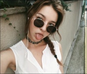 바벨 250 안젤리나, 혀 내밀고 찰칵