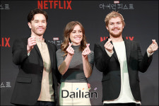 <포토>하트 그리는 마블아이언피스트 배우들