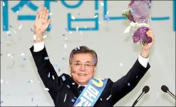 환한 미소로 화답하는 대선후보 문재인