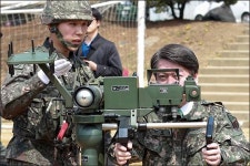 <포토>휴대용 대공 미사일 신궁 체험하는 안철수