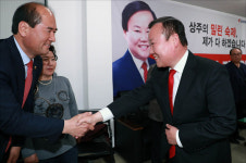 <포토> 지지자들과 악수하는 김재원