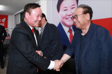 <포토> 밝은 표정으로 악수하는 김재원