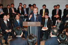  문재인 일자리 늘리는 기업 등에 업고 싶은 심정