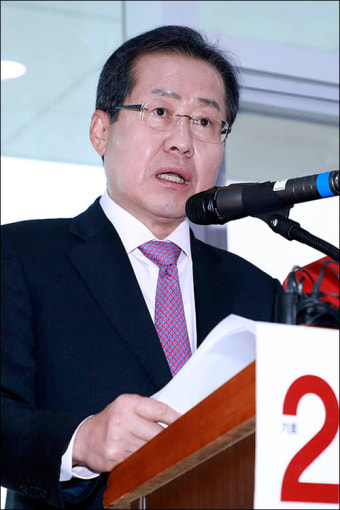 <포토> 홍준표 '인천 경인항 통합운영센터 방문'