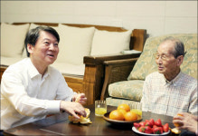  부모님과 담소 나누는 안철수