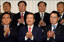  홍준표 재향경우회 관계자들과 기념촬영