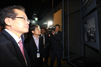 <포토> 박정희 기념·도서관 둘러보는 홍준표