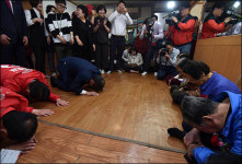  경로당 찾아 절 하는 홍준표