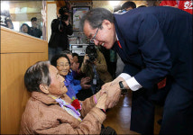 <포토> 거제 경로당 찾은 홍준표