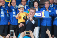  문재인, 광주서 어린이와 엄지척!