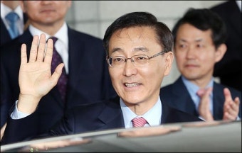<포토>손 흔들며 검찰 떠나는 김수남 검찰총장