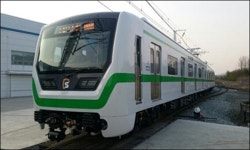 제2의 구의역 사고 방지…기능 보완한 2호선 신형전동차 보니