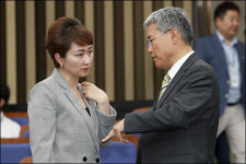 <포토> 비공개 의총서 대화하는 김동철-이언주