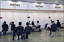 <포토> 취업 컨설팅 받는 구직자들