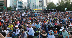 <포토> 6월의 노래, 다시 광장에서 음악극 보는 시민들