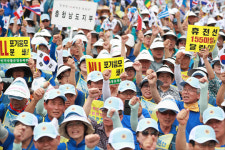 <포토> 구호 외치는 대한민국전몰군경유족회 회원들
