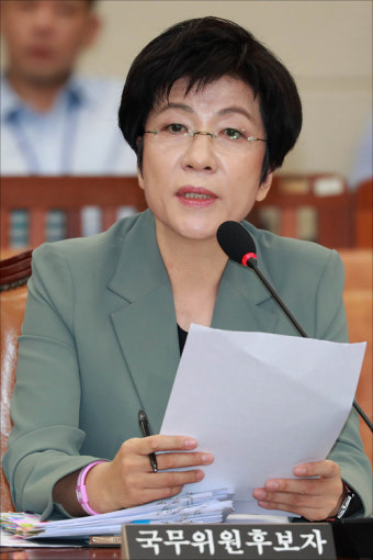 <포토> 질의에 답변하는 김영주 고용노동부 장관 후보자