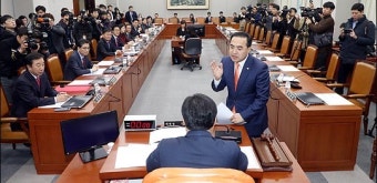 ‘임종석 UAE방문 의혹’ 운영위, 민주당 항의 속 ‘아수라장’ 개의