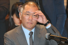 <포토> 안경 고쳐쓰는 정의선 현대차 부회장