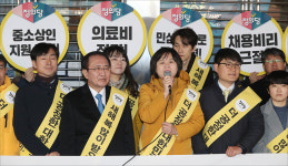 <포토> 귀성인사 나선 이정미 정의당 대표