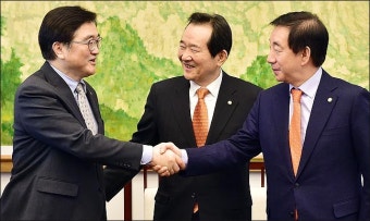 <포토>국회 정상화 합의, 학수하는 우원식-김성태