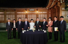 문 대통령, 여야 당대표 청와대 초청 '평창 외교' 설명
