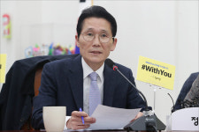  상무위원회서 발언하는 윤소하