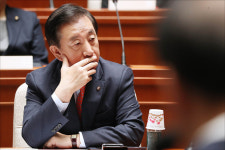  의원총회서 생각에 잠긴 김성태