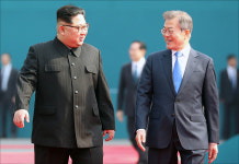  회담장 이동중 대화 나누는 남북 정상 문재인-김정은