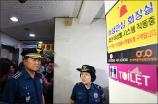 <포토>이철성 경찰청장 여성안심화장실 점검