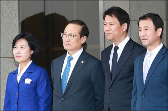 <포토>'방미'대통령 환송나온 임종석-추미애-홍영표